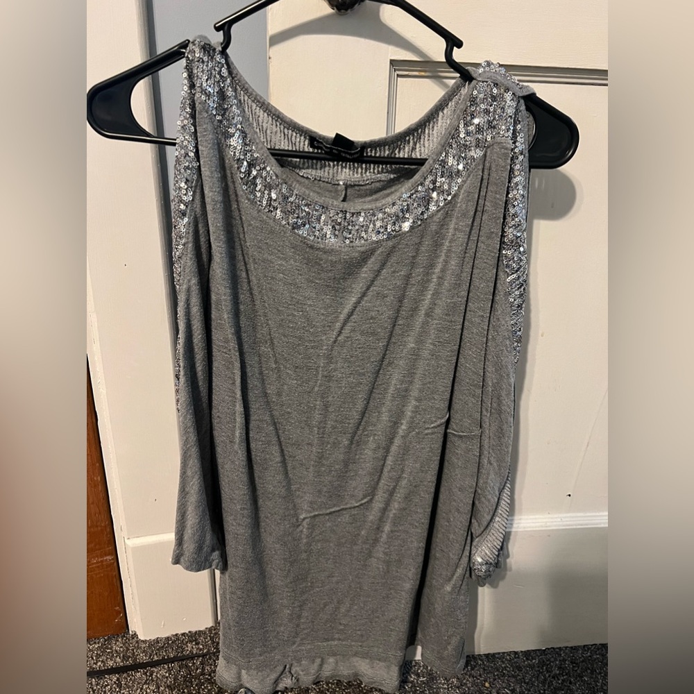 Cable and gauge shirt. It’s XL. With sequence.